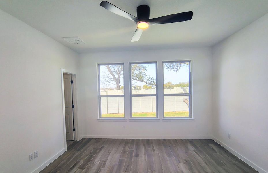 Spacious, unfurnished interior of a new home in Wolf Ranch, Georgetown (Image 9).