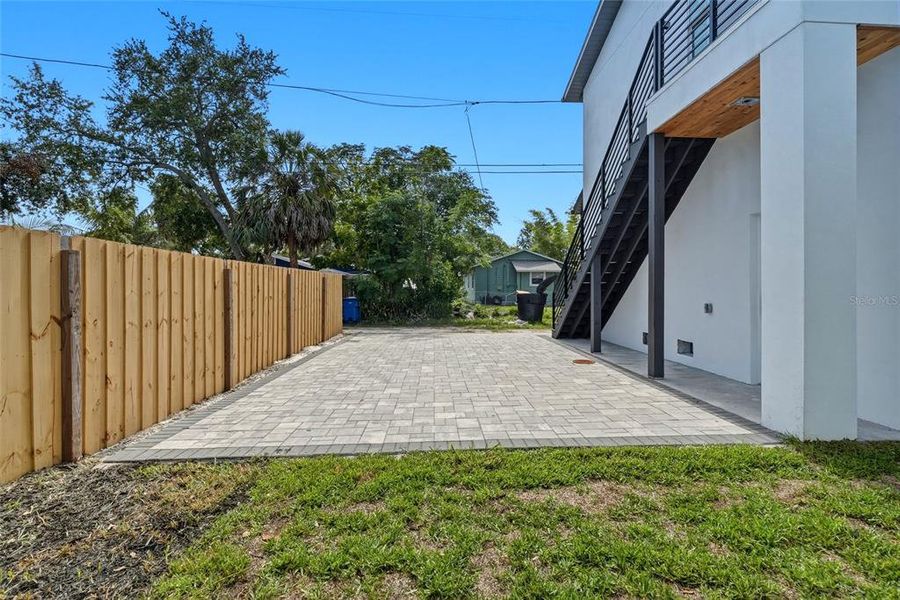 Exterior details and patio area of a home in , St. Petersburg (Image 30).