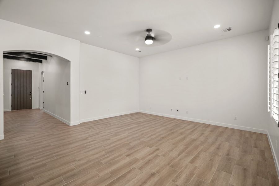 Spacious, unfurnished interior of a new home in Tierra Del Este 90, El Paso (Image 33).