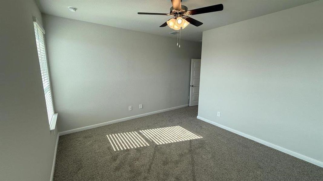 Spacious, unfurnished interior of a new home in Saratoga, Granbury (Image 8).