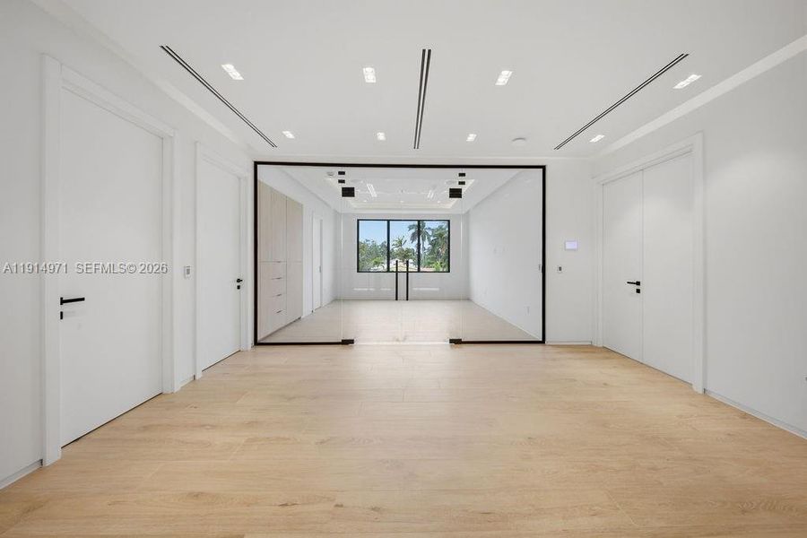 Spacious, unfurnished interior of a new home in , Fort Lauderdale (Image 53).
