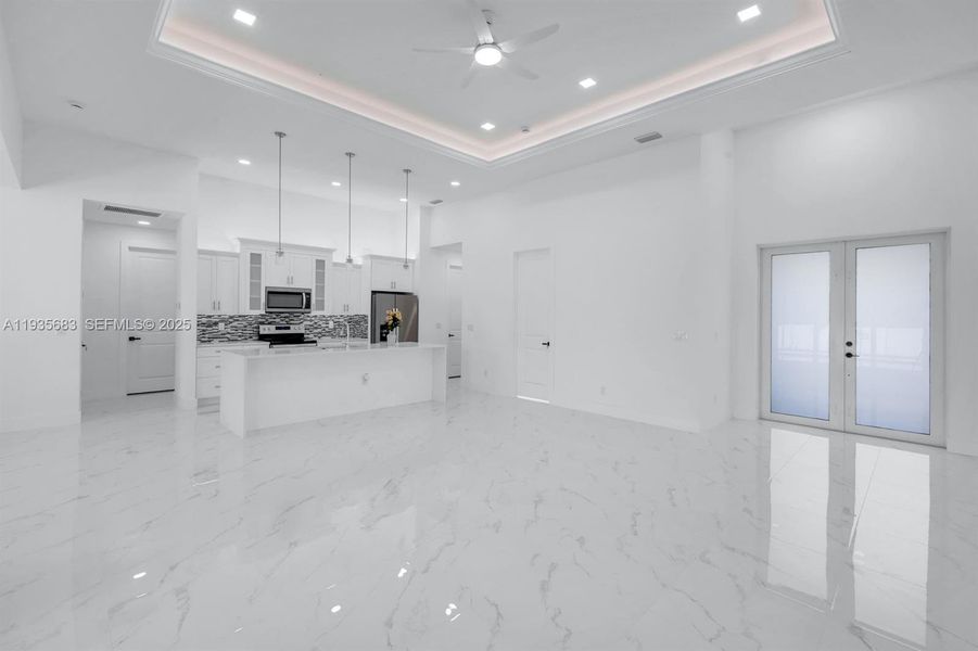 Spacious, unfurnished interior of a new home in , Cape Coral (Image 17).
