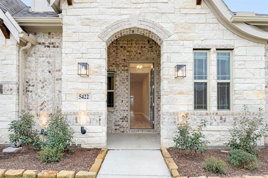 Exterior details and patio area of a home in Hayes Crossing, Midlothian (Image 3).