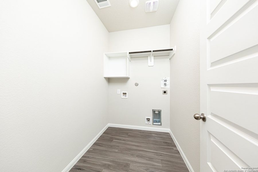 Spacious, unfurnished interior of a new home in Cinco Lakes, San Antonio (Image 8). Spacious, unfurnished interior of a new home in Cinco Lakes, San Antonio (Image 8).