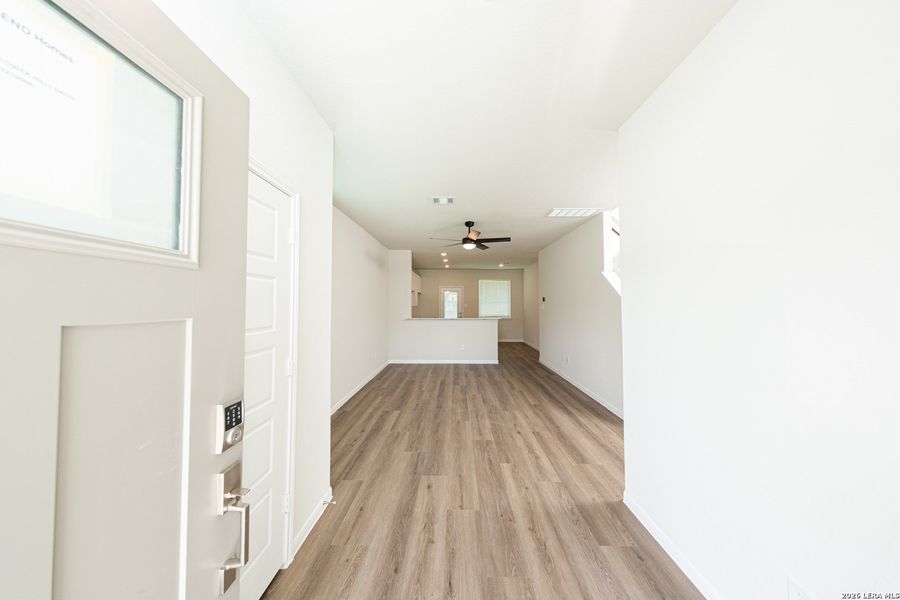 Spacious, unfurnished interior of a new home in Timber Creek, San Antonio (Image 15).