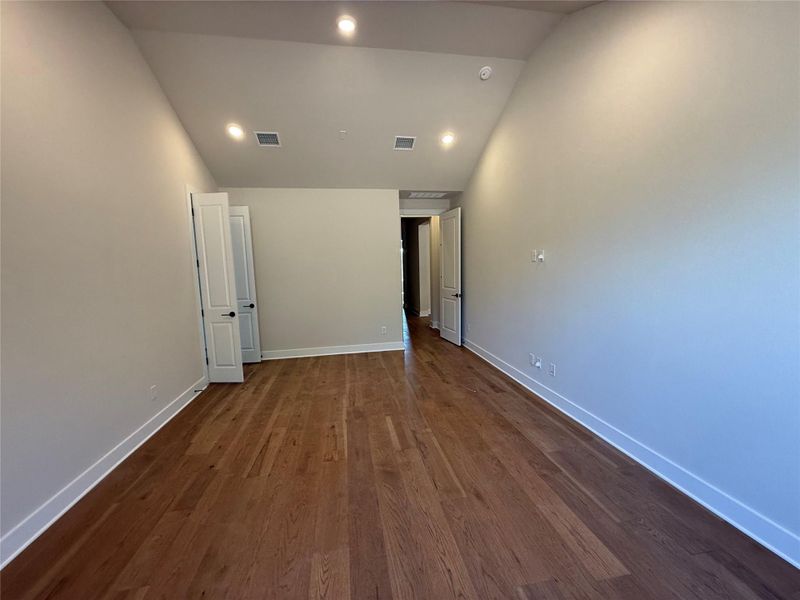 Spacious, unfurnished interior of a new home in The Estates at La Cima, San Marcos (Image 10).