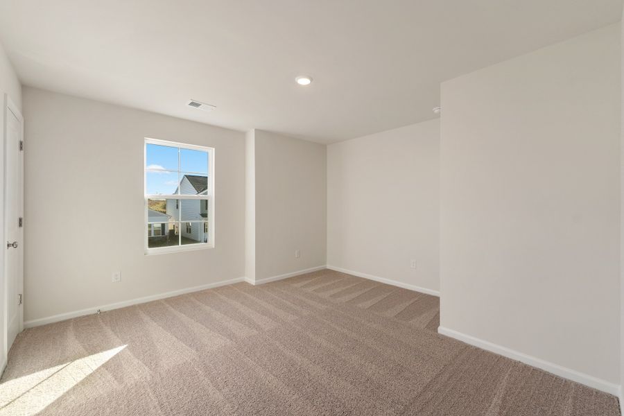 Spacious, unfurnished interior of a new home in Richmond Hill, Inman (Image 26).