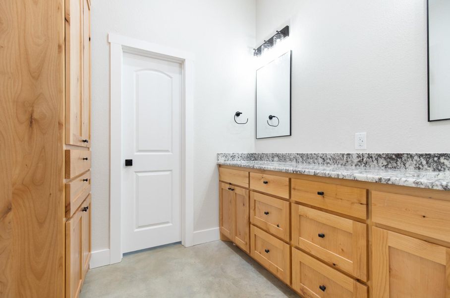 Furnished interior view inside a new home in , Gatesville (Image 4).