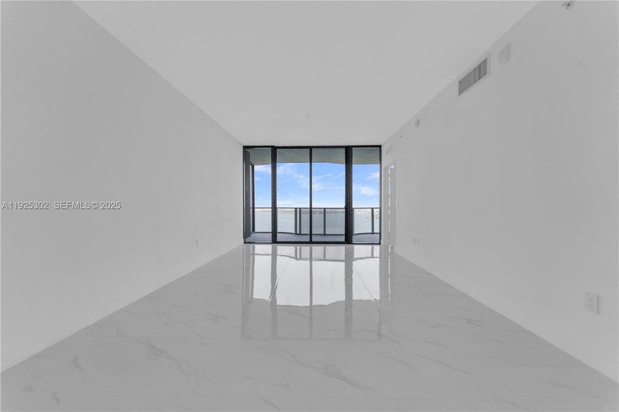 Spacious, unfurnished interior of a new home in Aria Reserve, Miami (Image 22).