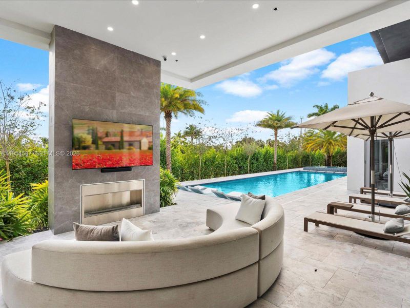 Exterior details and patio area of a home in , Plantation (Image 23).