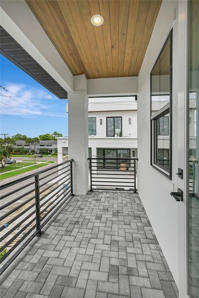 Exterior details and patio area of a home in , Tampa (Image 4).