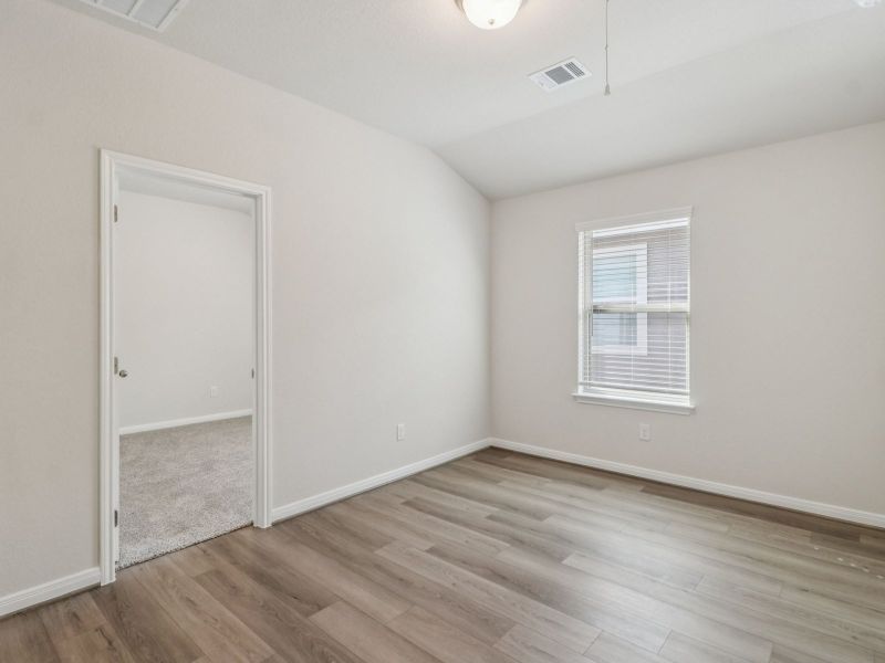 Spacious, unfurnished interior of a new home in Thomas Pond, San Antonio (Image 16).