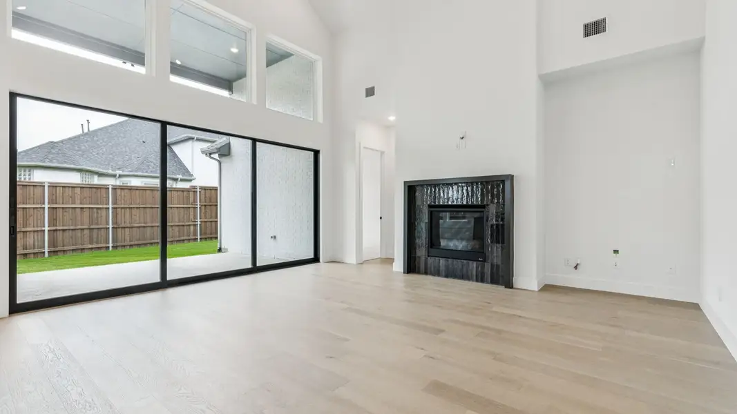 Spacious, unfurnished interior of a new home in Eliana, McKinney (Image 22).