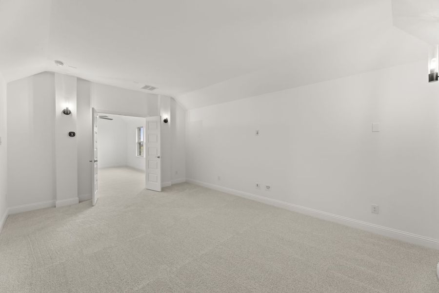 Spacious, unfurnished interior of a new home in River Ranch, Van Alstyne (Image 27).