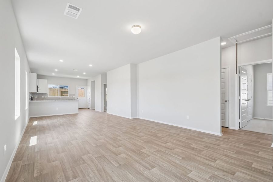 Spacious, unfurnished interior of a new home in Edgebrooke, Pflugerville (Image 13).