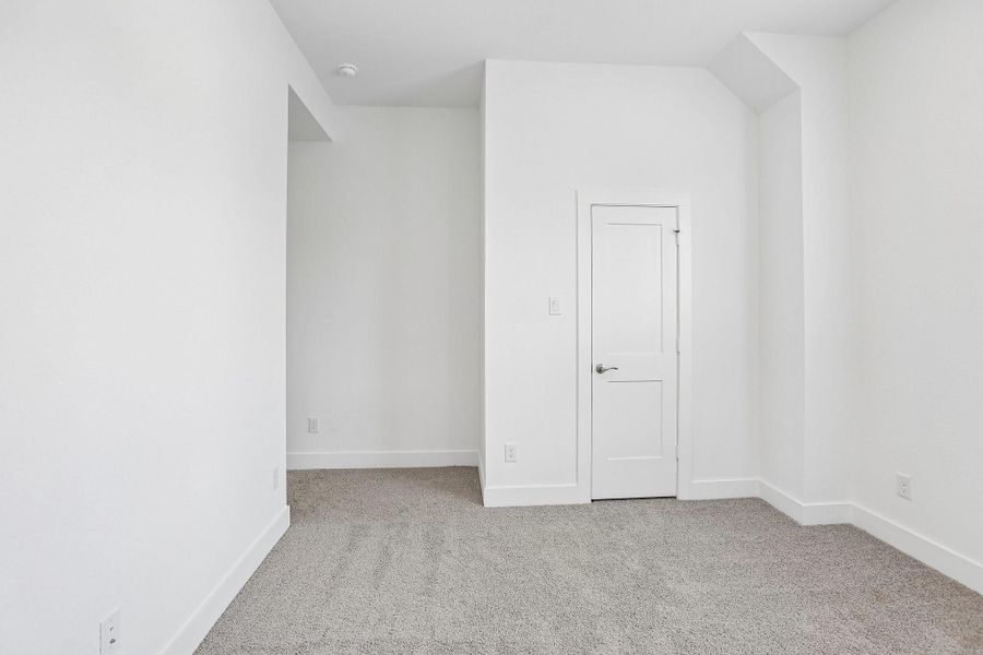 Spacious, unfurnished interior of a new home in Sienna 45', Missouri City (Image 26).