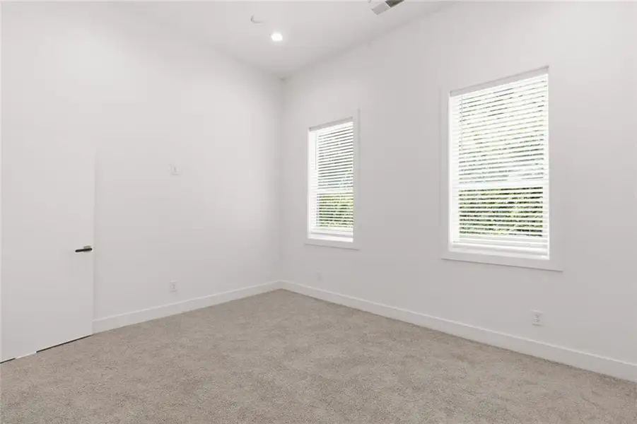 Spacious, unfurnished interior of a new home in , Atlanta (Image 15).