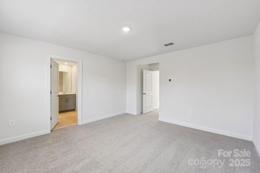 Spacious, unfurnished interior of a new home in Nolen Farm, Gastonia (Image 20).