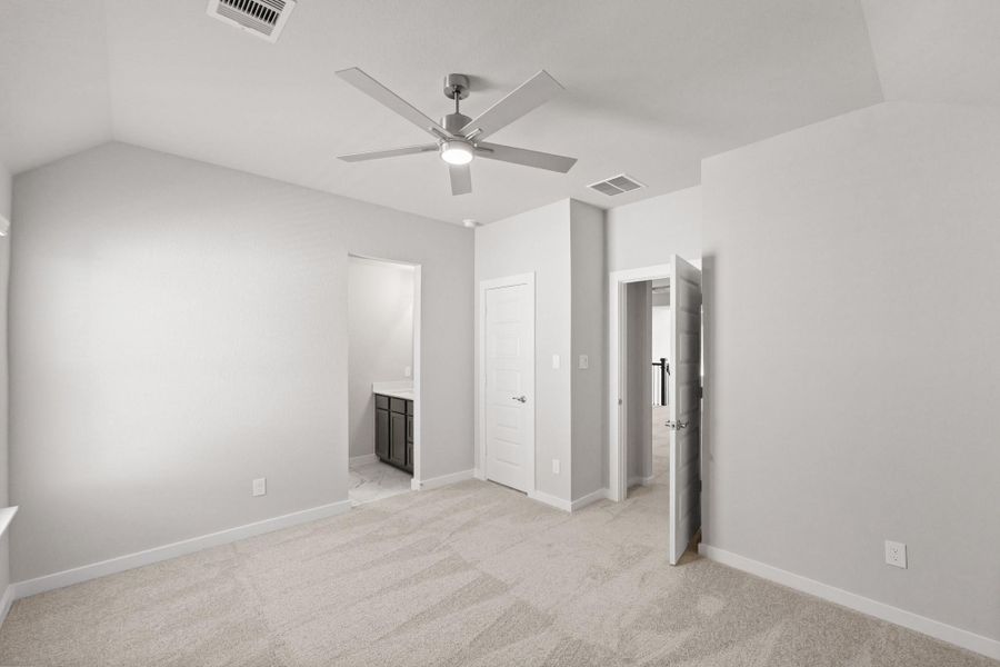 Spacious, unfurnished interior of a new home in Briarwood Crossing, Rosenberg (Image 11).