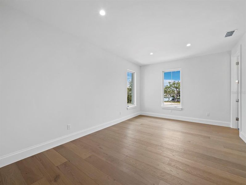 Spacious, unfurnished interior of a new home in , Sarasota (Image 21).