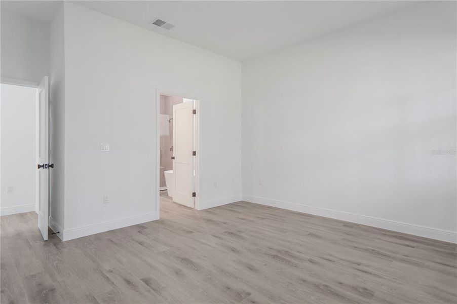 Spacious, unfurnished interior of a new home in , Dunnellon (Image 31).