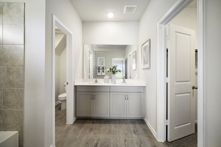 Representative furnished interior of a home built from the Austin by Beazer Homes in Sorella, Tomball (Image 10).