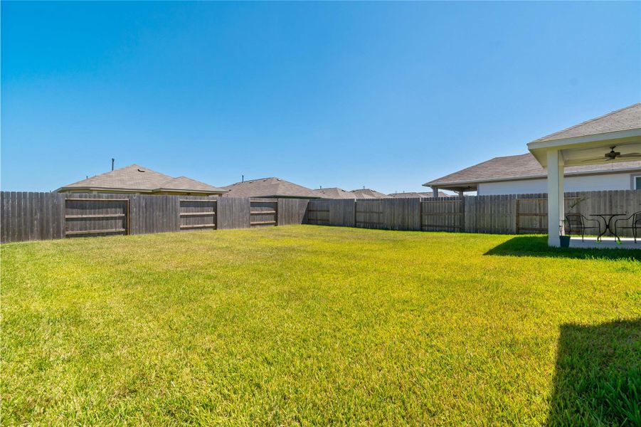 Exterior details and patio area of a home in Ambrose, La Marque (Image 3).
