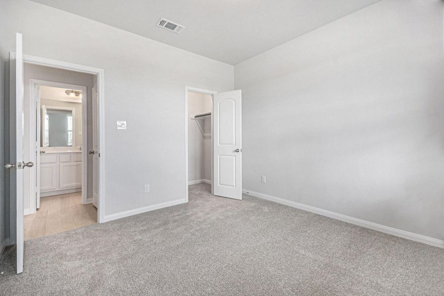 Spacious, unfurnished interior of a new home in , Bay City (Image 26).