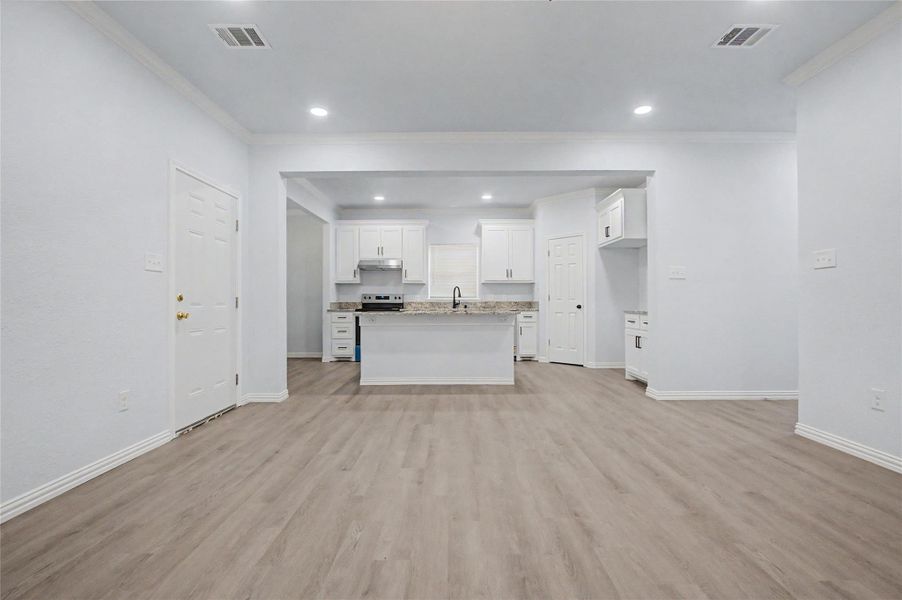 Spacious, unfurnished interior of a new home in , Navasota (Image 15).