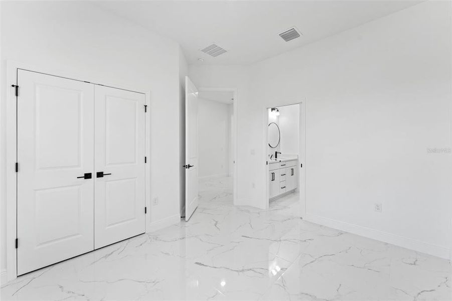 Spacious, unfurnished interior of a new home in , Orlando (Image 26).
