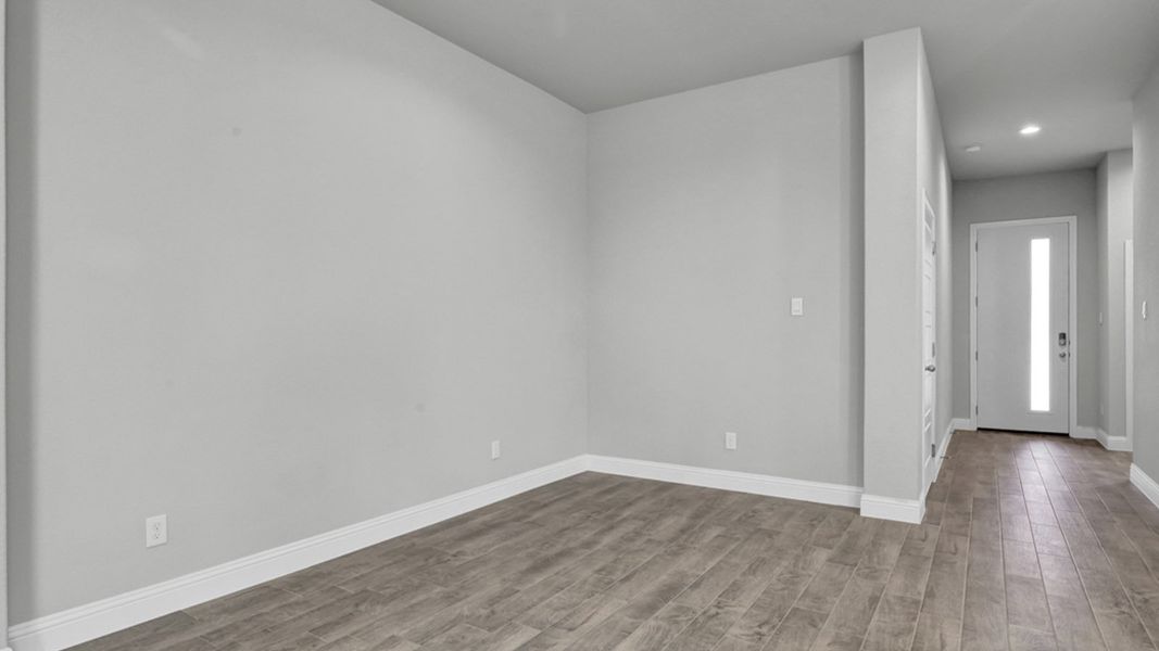 Spacious, unfurnished interior of a new home in Eagle Creek, Denton (Image 13).