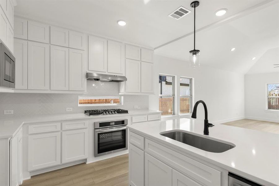 10. 2413 Belmont - Kitchen (4) 10. 2413 Belmont - Kitchen (4)