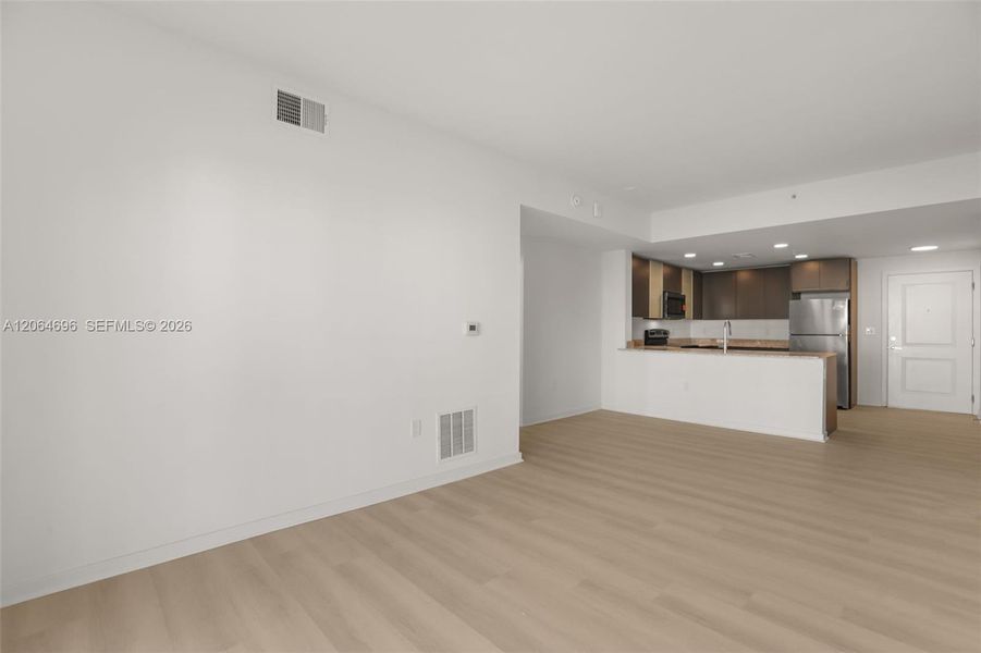 Spacious, unfurnished interior of a new home in , Orlando (Image 20).