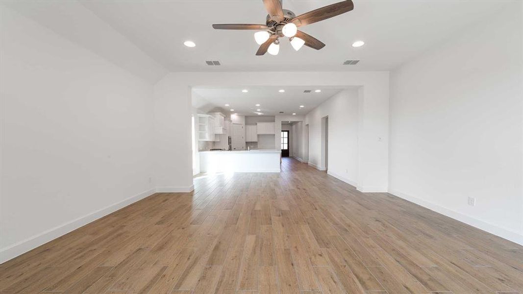 Spacious, unfurnished interior of a new home in Devonshire - Reserve 45', Forney (Image 15). Spacious, unfurnished interior of a new home in Devonshire - Reserve 45', Forney (Image 15).