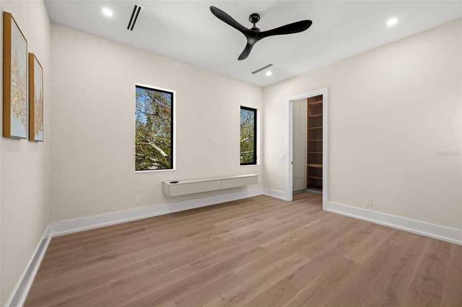 Spacious, unfurnished interior of a new home in , Sarasota (Image 20).