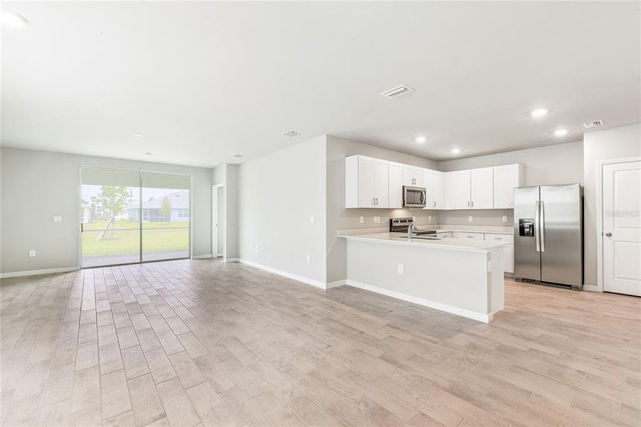 Spacious, unfurnished interior of a new home in Heritage Lake Park, Punta Gorda (Image 10).