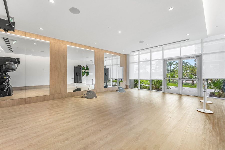 10 fitness yoga studio