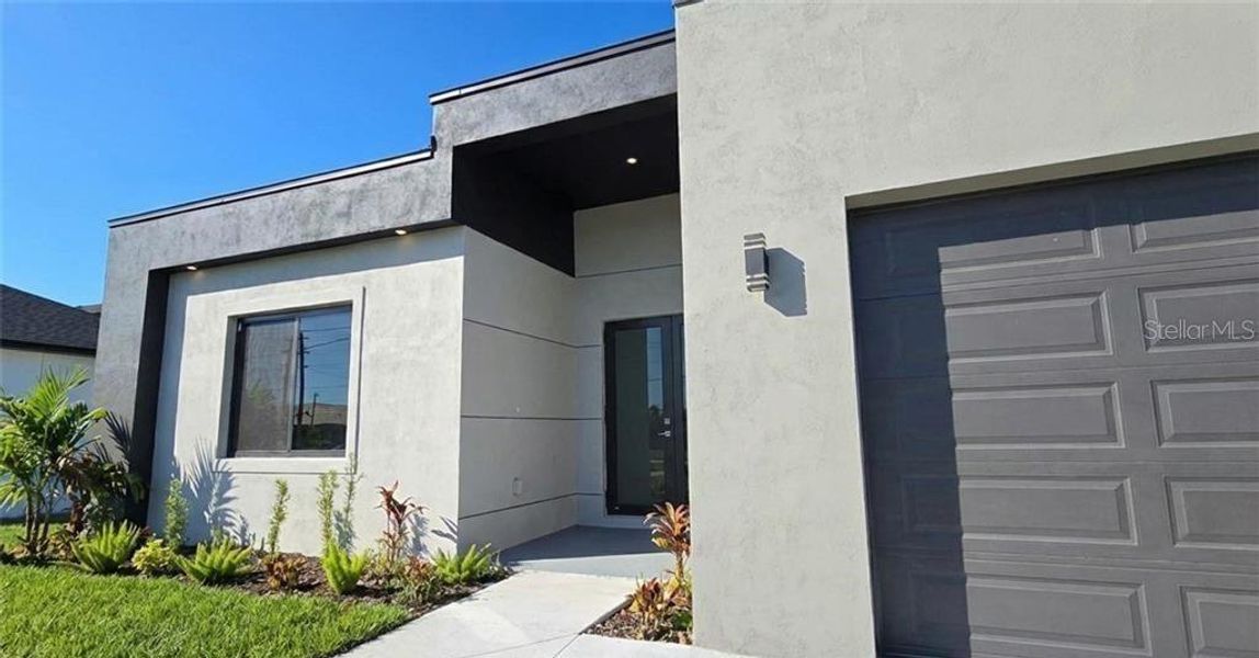 Exterior details and patio area of a home in , Cape Coral (Image 24).
