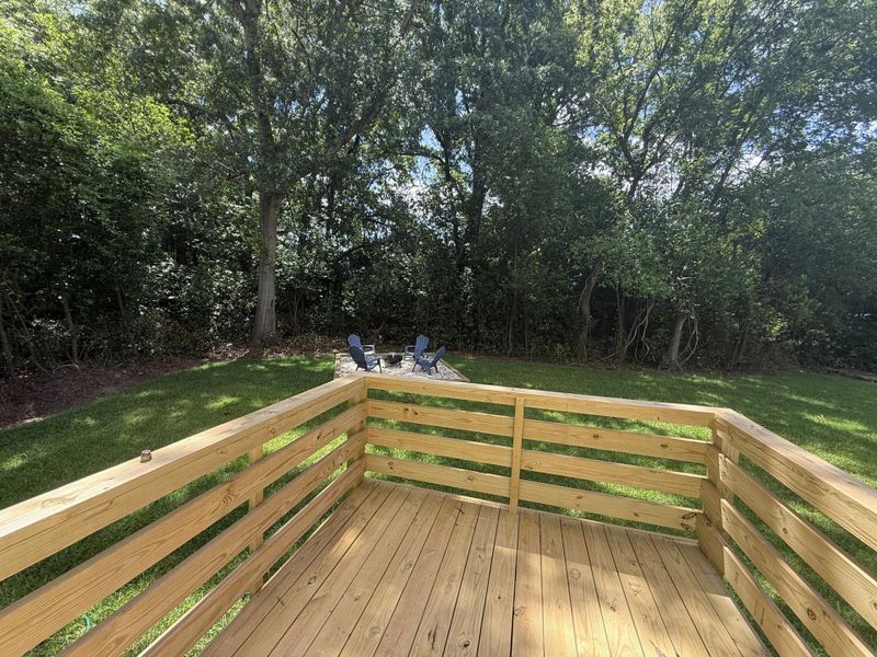 Exterior details and patio area of a home in , St. Matthews (Image 4).