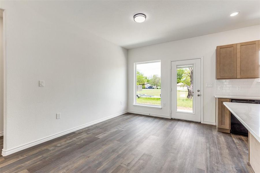 Spacious, unfurnished interior of a new home in , Granbury (Image 13).