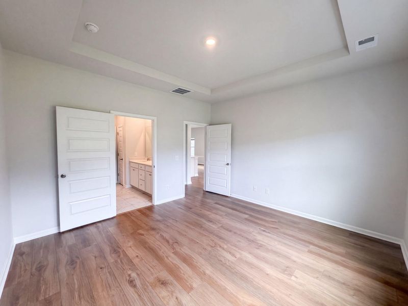Spacious, unfurnished interior of a new home in , Summerville (Image 9).