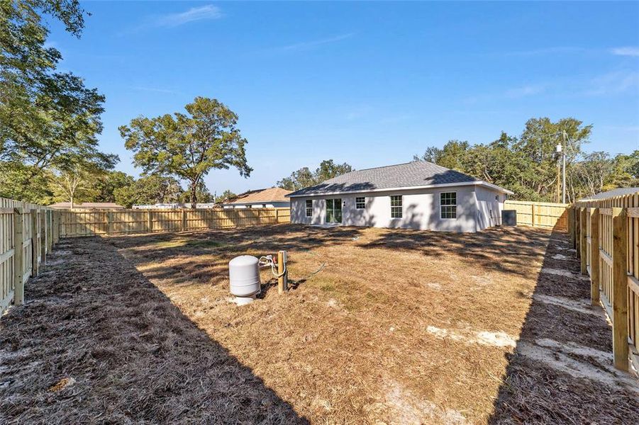 Exterior details and patio area of a home in , Dunnellon (Image 36).
