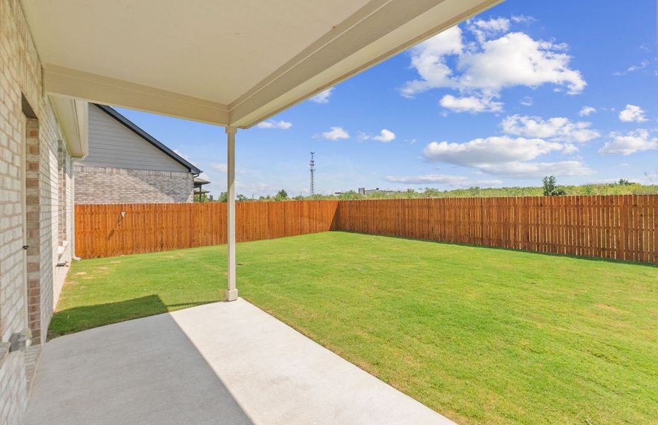 Exterior details and patio area of a home in Lagos, Manor (Image 14).