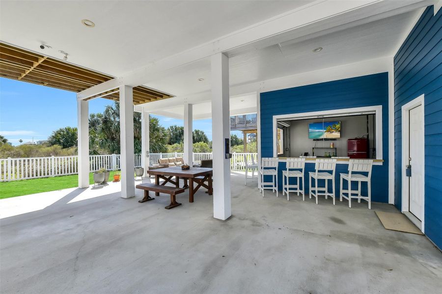 Exterior details and patio area of a home in , Galveston (Image 3).