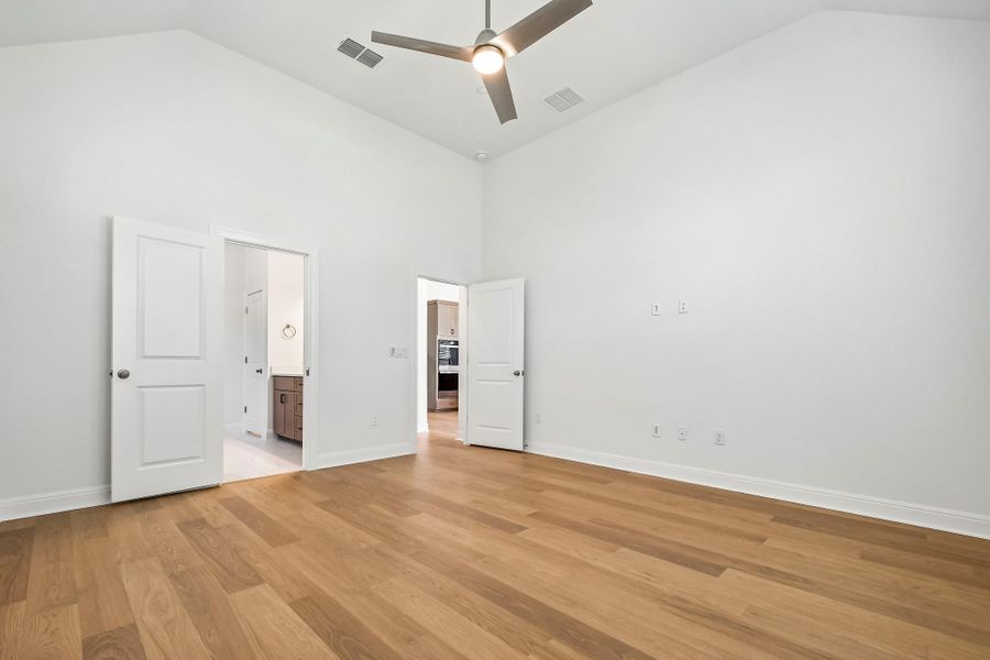Spacious, unfurnished interior of a new home in Persimmon, Buda (Image 23).