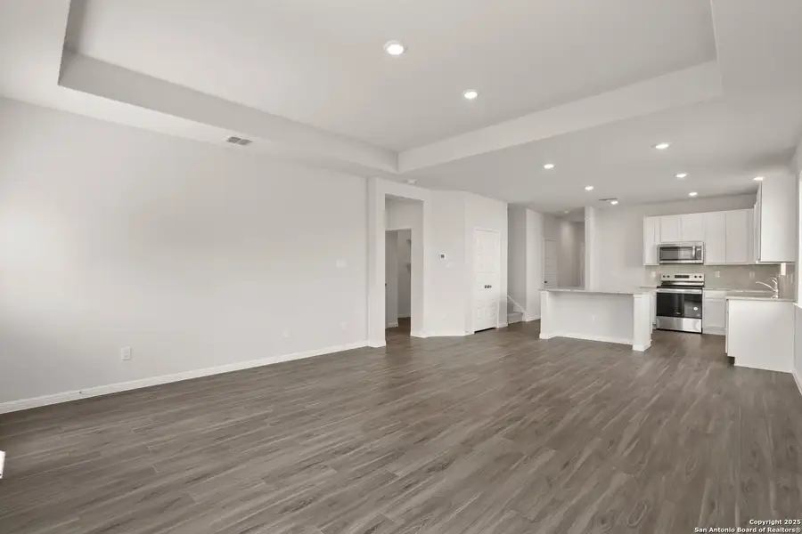 Spacious, unfurnished interior of a new home in Cinco Lakes, San Antonio (Image 11). Spacious, unfurnished interior of a new home in Cinco Lakes, San Antonio (Image 11).