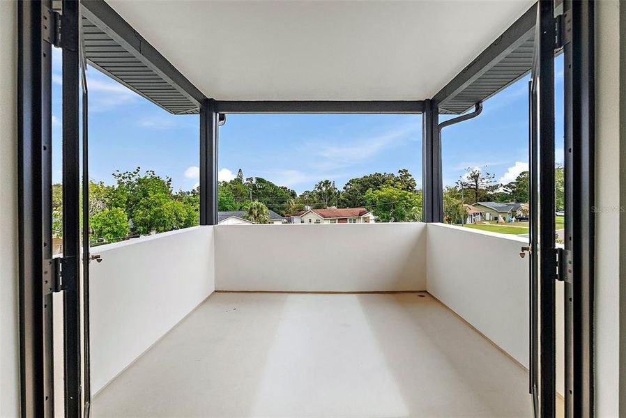 Exterior details and patio area of a home in , St. Petersburg (Image 31).