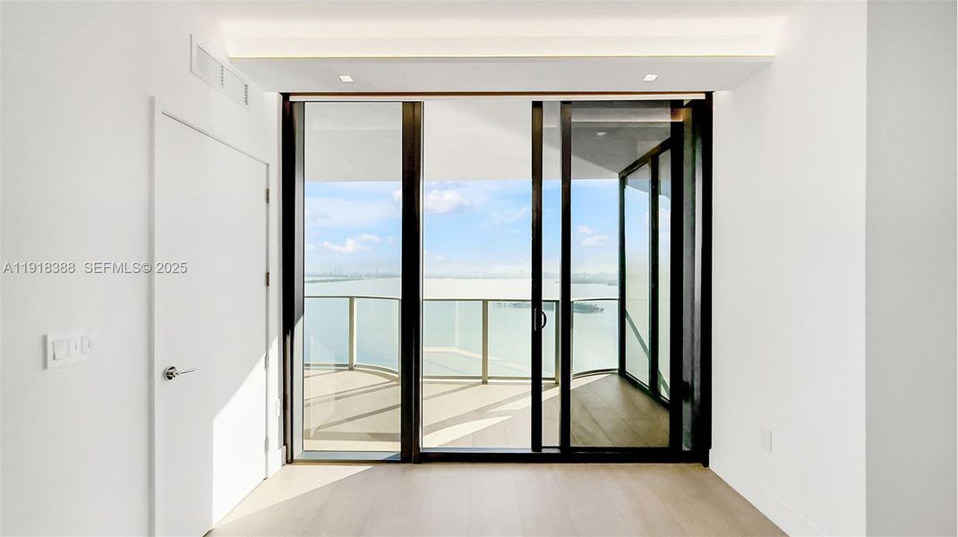 Spacious, unfurnished interior of a new home in Aria Reserve, Miami (Image 16).