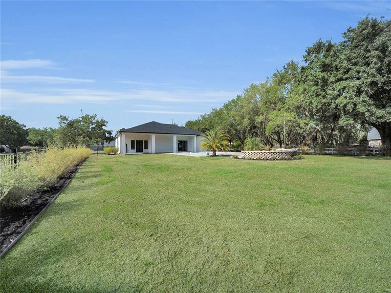 Exterior details and patio area of a home in , Clermont (Image 24).