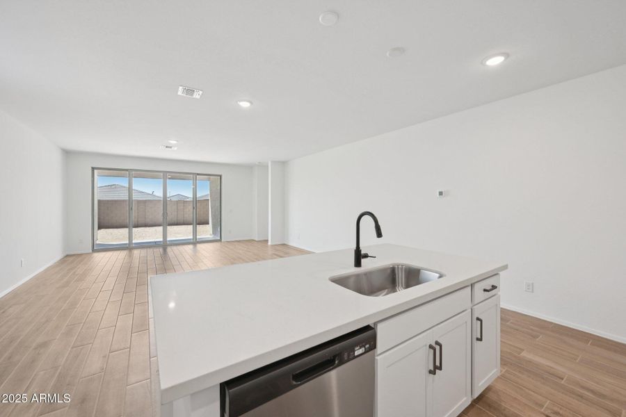 12-web-or-mls-W Bowker St-S2607-012